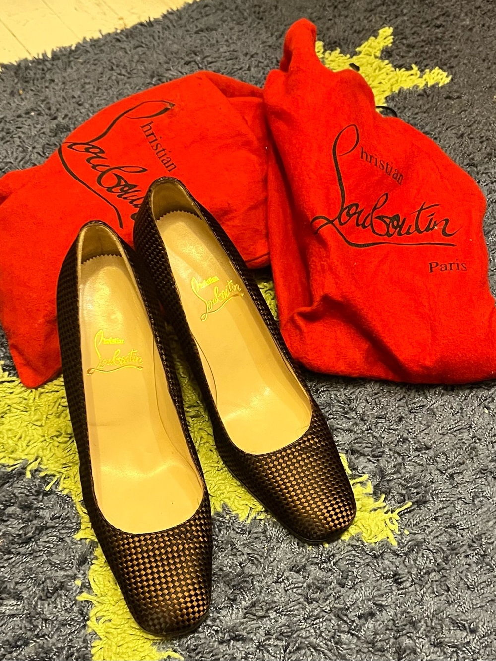 Louis Vuitton Black Textured Leather Pumps